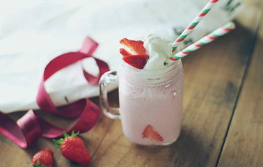 如何制作巧克力草莓奶昔