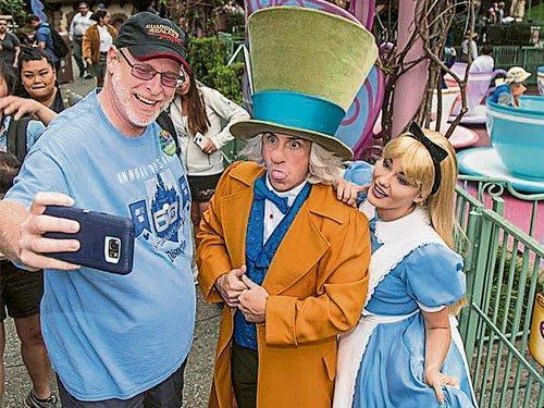 The man has visited Disney every day for 5 years, setting a record of 2000 consecutive visits.jpg