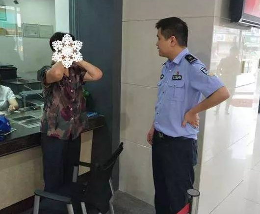 Heartwarming! A 70-year-old grandmother wants to give all her savings to the police! .jpg