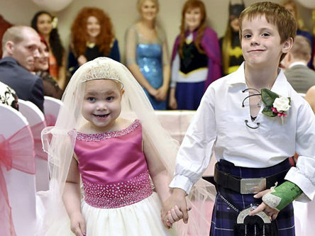 Heartwarming! The British girl with cancer wished to'marry' a friend to a fairy tale wedding.jpg