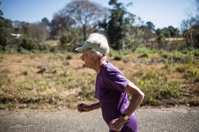老当益壮! 你可能跑不过这位85岁的老奶奶!