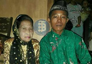 奇闻! 印尼16岁男子迎娶71岁老太!