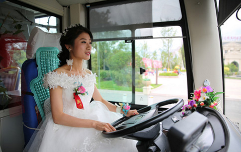 霸气! 青岛新娘开着公交车去婚礼!