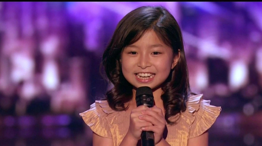 9岁中国女孩以一首英文歌，震惊美国达人秀.jpg
