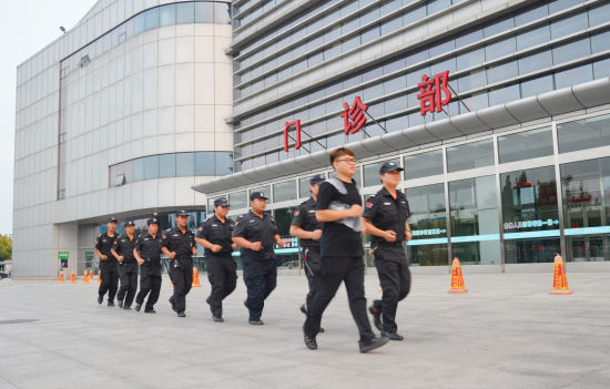 Patients with abnormalities in the construction security team of hospitals above the second level must be accompanied by security guards.jpg