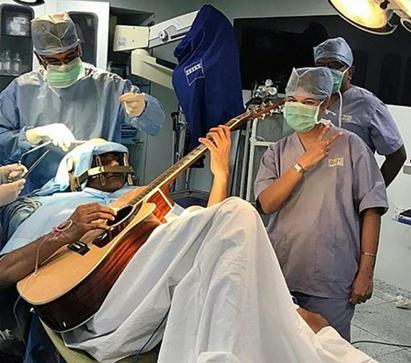 印度男子边做脑部手术边弹吉他