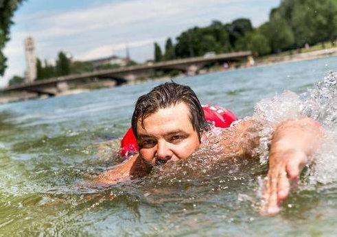 Enough of traffic jams A man in Germany chooses to swim to work.jpg