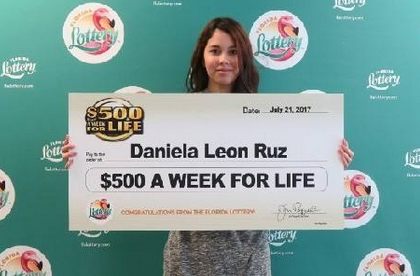An American girl won the lottery prize for only $1.jpg