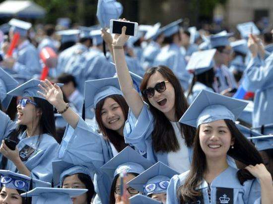 The report shows that the annual consumption of international students exceeds 380 billion yuan.jpg