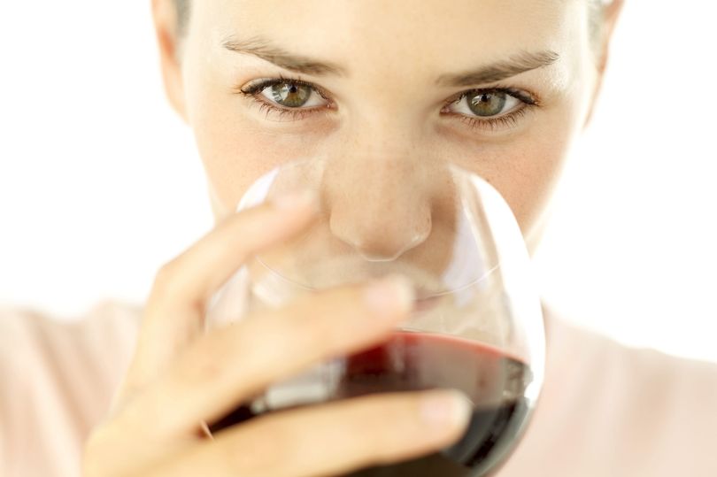 定期喝酒或能降低患糖尿病的风险——红酒是最健康的选择.jpg