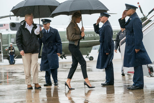 Wearing slender high heels to show condolences to the disaster-stricken area .jpg