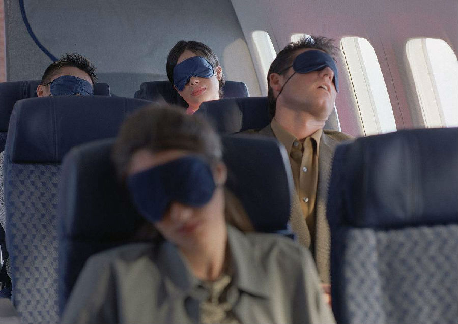睡眠专家表示：做这些事能帮助你在飞机上入眠.jpg
