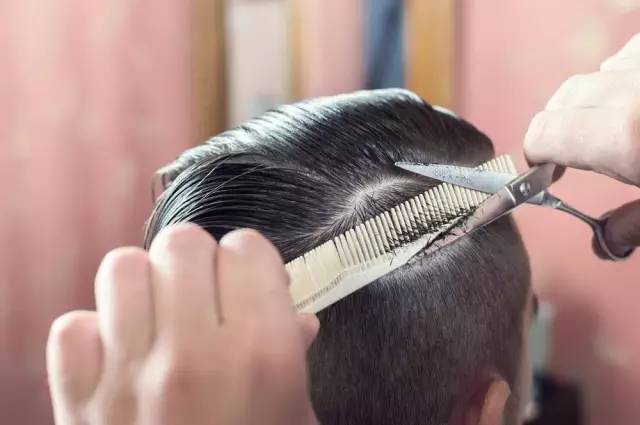 不满理发师做的发型 男子每天在理发店门口扔大便!