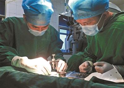 27岁男子成功移植猪眼角膜恢复视力