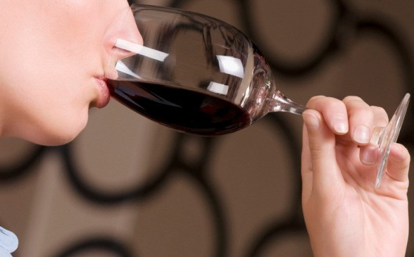 The study found that drinking a glass of wine every night can prolong life.jpg