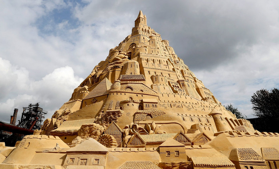 德国一座17米高的巨型沙雕城堡创世界纪录
