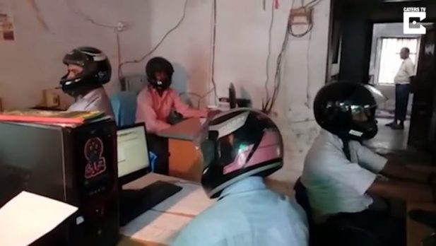 印度政府办公楼成危楼 员工带头盔上班防砸