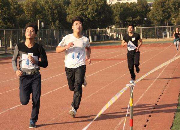 A university in Yunnan requires students to run 120 kilometers in one semester.jpg