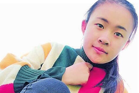 A female college student in Yunnan waited for the owner of a luxury car after scraping a luxury car, but was subsidized.jpg