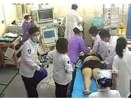 Chilling! The doctor cuts the patient’s clothes while rescuing the patient but was charged with a claim of thousands of yuan.jpg