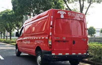 JD.com cooperates with SAIC and Dongfeng Motor to launch driverless trucks.jpg