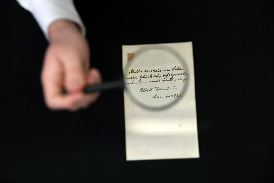 A piece of Einstein's happiness note was auctioned to a sky-high price.jpg