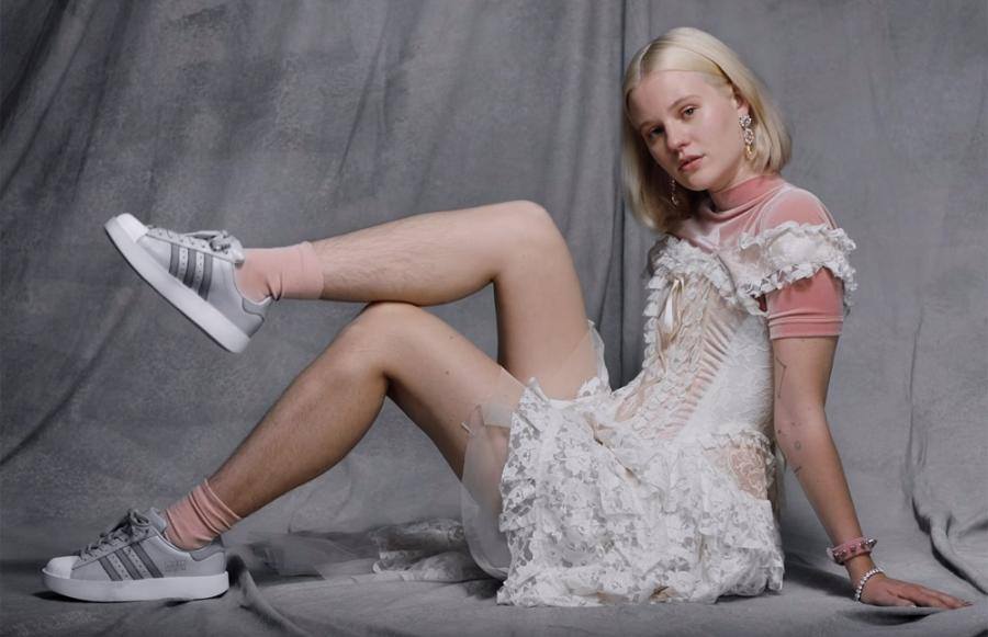 A Swedish female model was threatened with rape for not shaving her legs.jpg