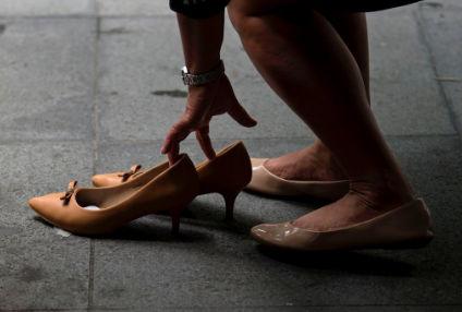 上班不必非穿高跟鞋 菲律宾职场女性得'解放'