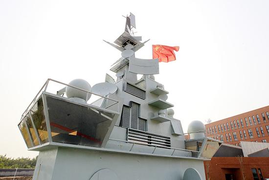 河北传媒学院教师造巨型辽宁舰模型