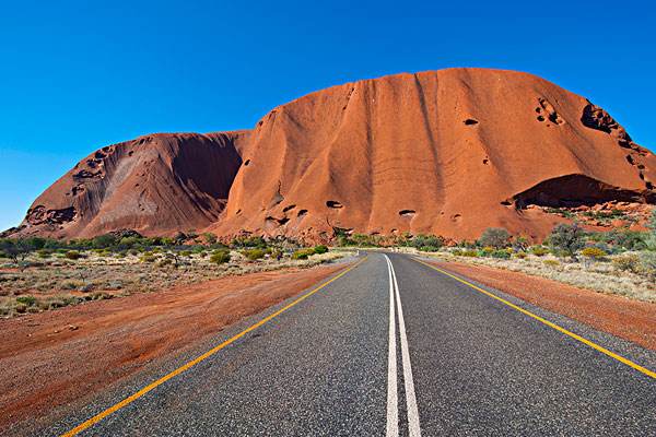 澳大利亚地标性景点红色巨岩将禁止攀登.jpg
