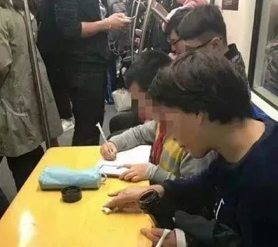 上海小学生自带桌板在地铁写作业引发热议