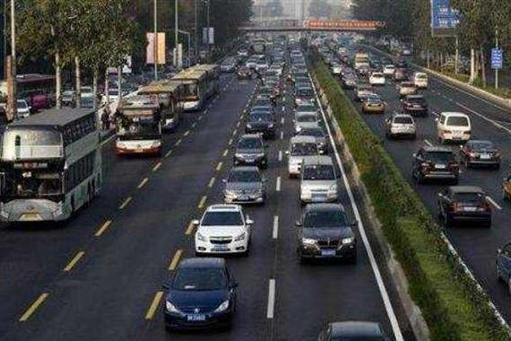 2018年北京市小客车摇号指标将减少5万个.jpg