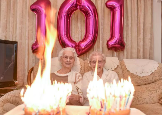 英国年龄最大双胞胎庆祝101岁生日 点蜡烛时险失火