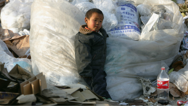 中国限制“洋垃圾”令英国出口商犯愁.jpg