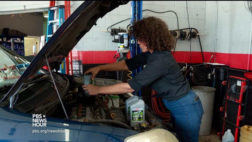 美国出现一家女性修车厂