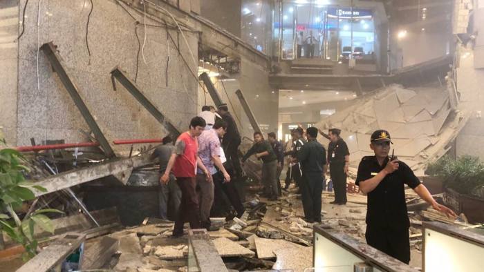 The mezzanine floor of the Jakarta Stock Exchange collapsed and more than 70 people were injured.jpg