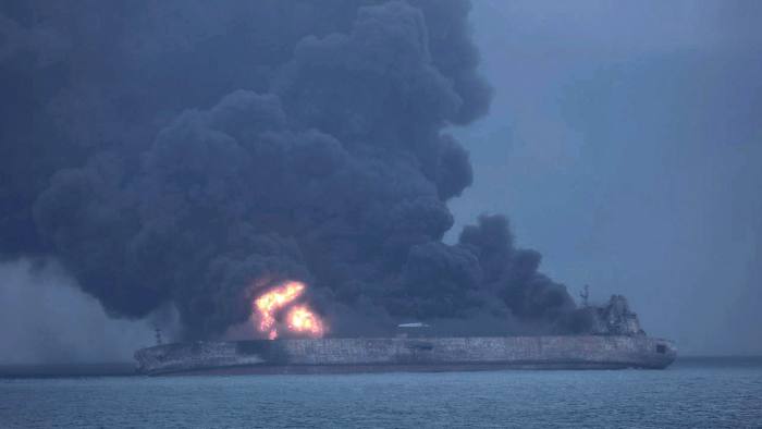 The sinking of an Iranian oil tanker caused a 100-square-kilometer oil pollution belt.jpg