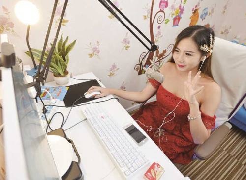 The report shows that more than 30% of full-time anchors earn more than 8,000 yuan per month.jpg