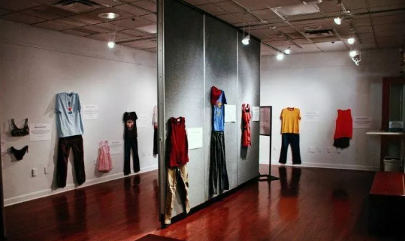 比利时展出女性被性侵时所穿衣物 这和衣物无关!.jpg