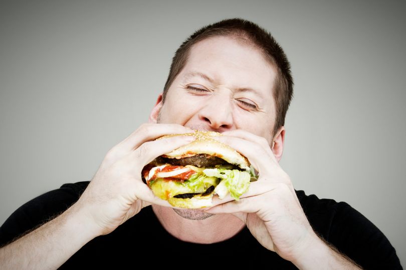 一个人吃饭会增加患高血压和胆固醇的风险.jpg