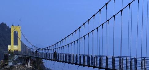 Building the world's tallest glass bridge in Batai Mountain, Sichuan Do you dare to walk around?.jpg