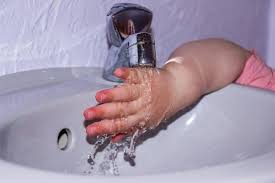 美国一18个月大的女婴竟然对水过敏