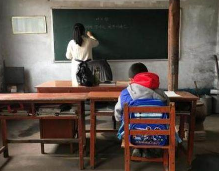 两名老师一名学生撑起'最孤单'学校.jpg