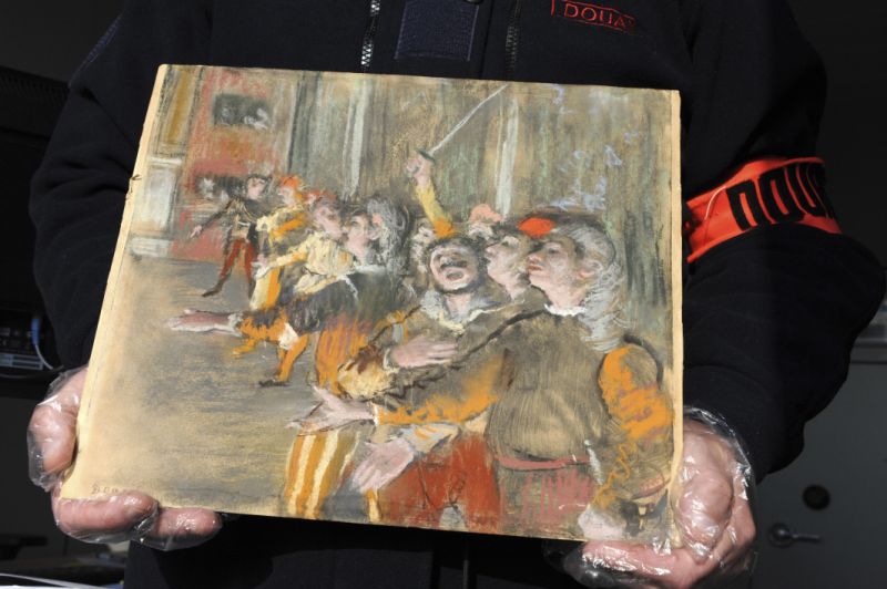 Impressionist paintings suddenly appeared on the bus after being stolen for 9 years.jpg