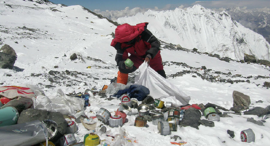 珠穆朗玛峰大扫除 总计将空运100多吨垃圾