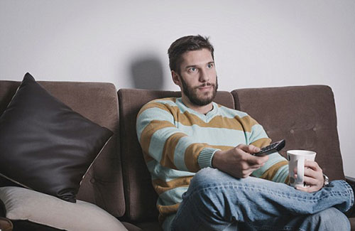 Research shows that men who watch TV for a long time are more likely to develop bowel cancer.jpg