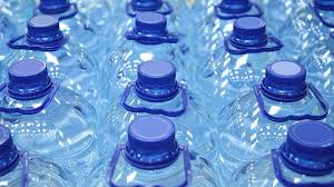研究显示 九成瓶装水含塑料微粒
