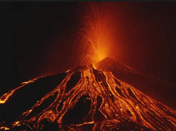 欧洲最活跃火山正滑向大海.jpg