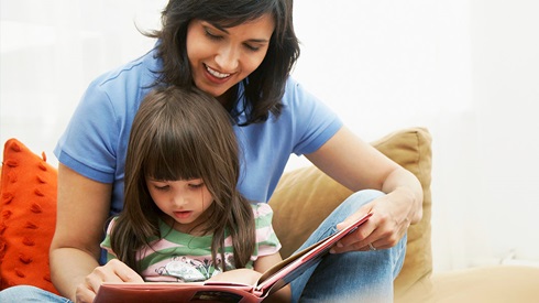 研究显示 给孩子大声朗读能提升孩子的注意力