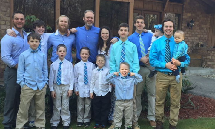 How difficult is it to have a daughter? A couple in the United States gave birth to 14 sons in a row! .jpg